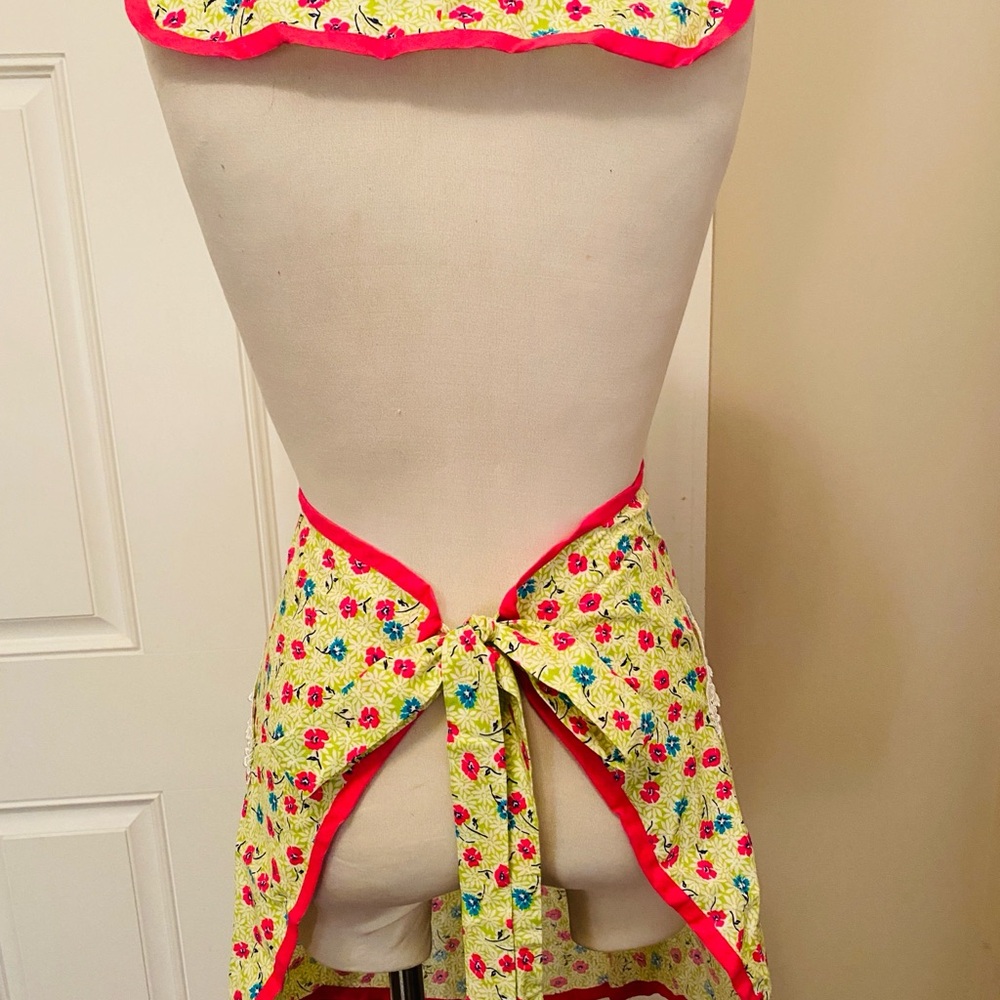🩷🩷Floral Apron with Red Trim - Picture 6 of 7